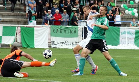 Frýdecko-místecký útoník Hynek Proke tísnný karvinským obráncem Mihailem