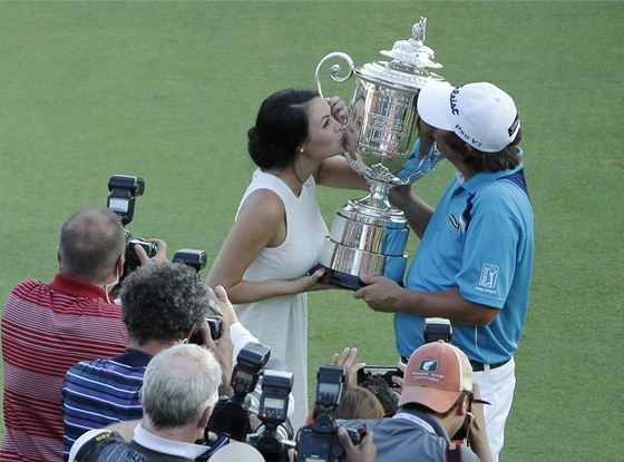 Americký golfista Jason Dufner a jeho ena Amanda líbají trofej pro vítze PGA
