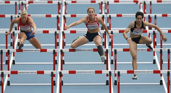 eská vícebojaka Elika Kluinová (uprosted) v rozbhu na 100 metr pekáek.