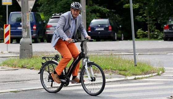 Hejtman Pta jezdí po Liberci nkdy i na kole, aby uetil kraji peníze.