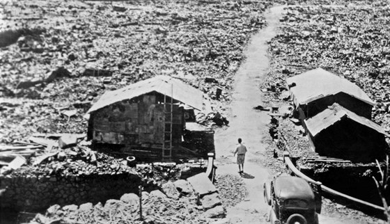 Zdevastované Nagasaki nkolik dní po svrení atomové bomby (archivní snímek z...