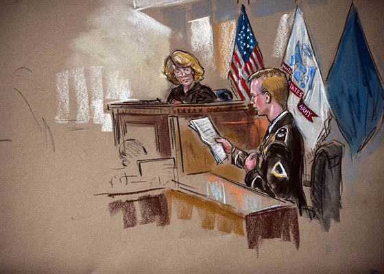 Kresba ze soudní sín ve Fort Meade zachycuje vojína Manninga, jak te omluvu...