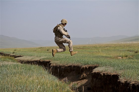 Písluník americké námoní pchoty bhem cviení Khaan Quest v Mongolsku