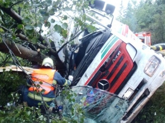 Kamion naloený potravinami skonil na Bruntálsku ve strom. (10. srpna 2013)