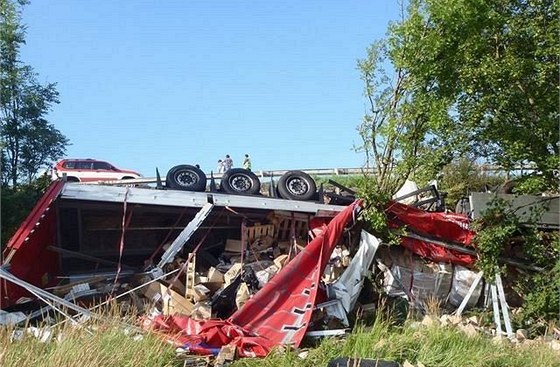 Kamion prorazil svodidla a skutálel se ze srázu. idi kamionu zstal uvznný