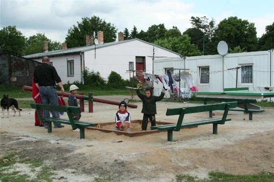 V roce 2009 msto vybudovalo dtem na jihlavské Havaji hit. Nyní se celá lokalita s holobyty obývanými peváné Romy postupn ruí.