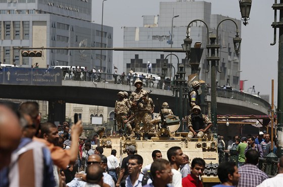 Centrum Káhiry obsadily obrnné armádní vozy. (17. srpna 2013)