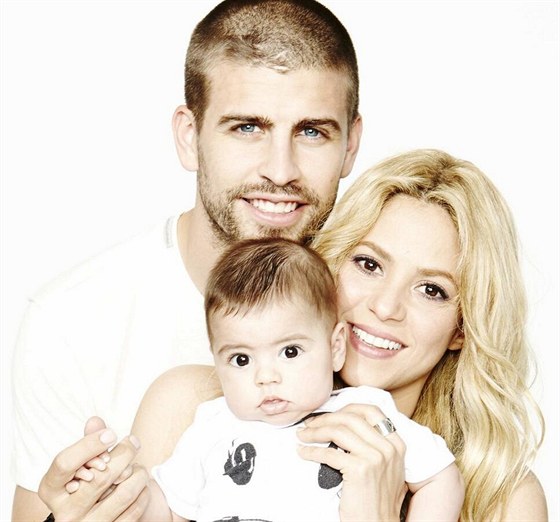 astná rodinka - zpvaka Shakira, fotbalista Gerarda Piqué a jejich syn Milan