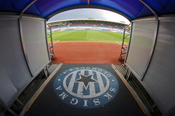 Pohled na Andrv stadion, který je domovem fotbalové Sigmy Olomouc, z tunelu vedoucího z aten.