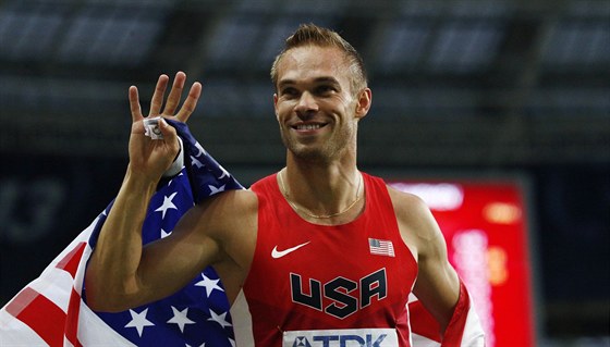 MÁM MEDAILI. Stíbrný Amerian Nick Symmonds na MS v Moskv v cíli  závodu na...