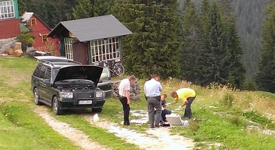 Experti zasahují v Peci pod Snkou u chaty Severka, kde nael její majitel pod koly svého vozu nastraenou bombu