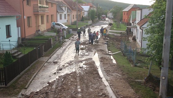 Po bleskové povodni museli v Komni a Bystici pod Lopeníkem odklízet velkou...