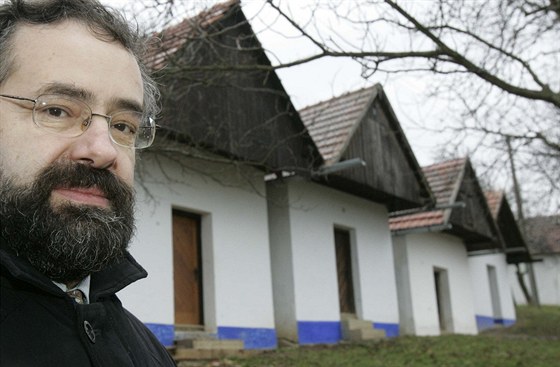 Starosta Vlnova Jan Pijáek ped vinaskými sklepy zvanými "búdy".