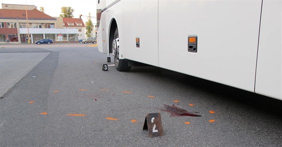Autobus pi odboování narazil do dopravních znaek. (Ilustraní snímek)