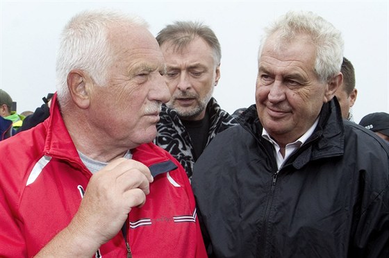 Václav Klaus a Milo Zeman se v sobotu 10. srpna setkali na Snce. V pozadí...