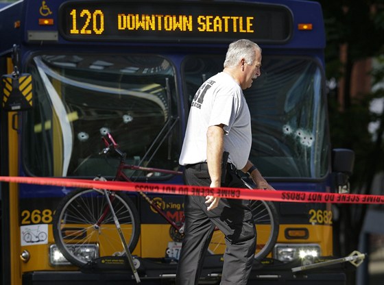 V ranní pice v Seattlu postelil cestující idie autobusu.