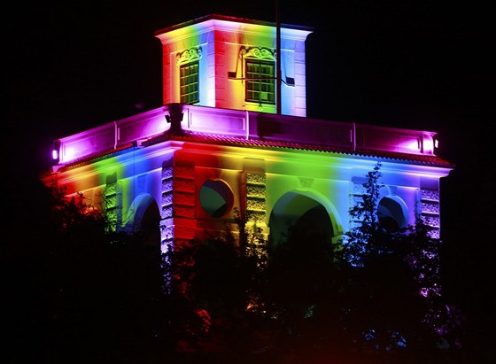 V pondlí veer se v rámci festivalu Prague Pride rozsvítil duhovými barvami...