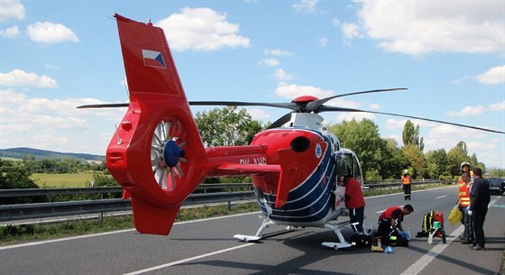 ena zemela na míst, zranného mue transportoval do nemocnice  vrtulník Ilustraní foto.