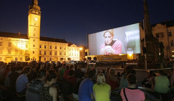 Letní kina slaví v Olomouckém kraji úspch a to vetn tch pojízdných jako je Kinematograf bratí adík (snímek ze srpnového promítání v Litovli), který je v tchto dnech v Perov.