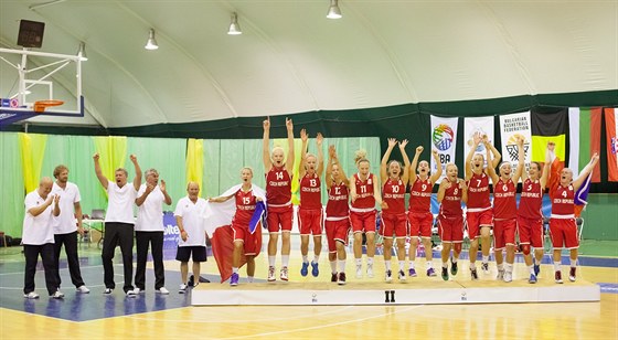 ESKÁ RADOST. Stíbrný tým z ME basketbalistek do 16 let z bulharské Varny.