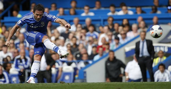 Frank Lampard z Chelsea promnil svj pímý kop proti Hullu v gól.