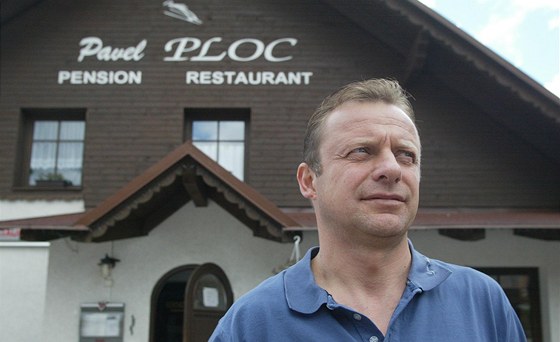 Bývalý skokan na lyích a nyní poslanec Pavel Ploc ped svým harrachovským penzionem.