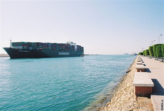 Nákladní lo proplovající Suezským prplavem