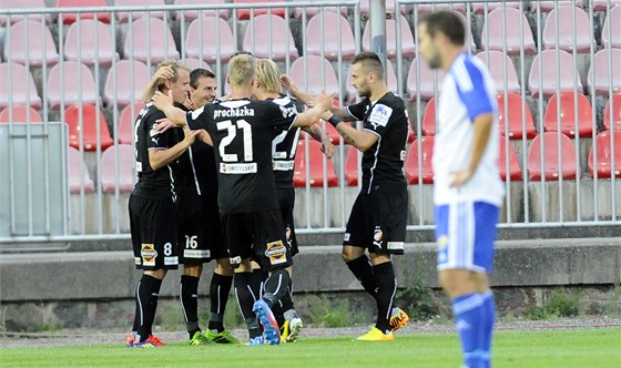 TSNÁ VÝHRA. Fotbalisté Plzn se radují ze svého jediného gólu proti Znojmu.