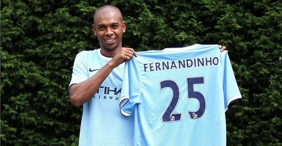 NEJDRAÍ PESTUP DO ANGLIE. Záloník Fernandinho, posila Manchesteru City ze