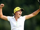 Nmeck golfistka Ann-Kathrin Lindnerov se raduje z triumfu na turnaji srie...