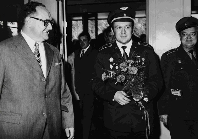 Jediný československý kosmonaut Vladimír Remek na návštěvě huti v roce 1978. Jediný československý kosmonaut Vladimír Remek na návštěvě huti v roce 1978.