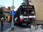 Nehoda autobusu v ulici Na Pískách