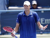 John Isner se bhem finle v Cincinnati nesta divit.