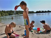 Stříbrné jezero je častým výletním cílem, hygienici jej ke koupání doporučují. Stříbrné jezero je častým výletním cílem, hygienici jej ke koupání doporučují.