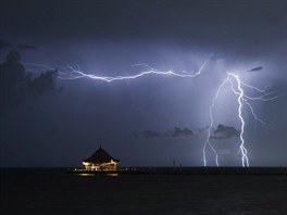 LETNÍ BOUE. Obyvatelm mexického Cancúnu se naskytl nádherný pohled pi jedné...