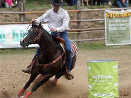 Jezdec se snaí vybojovat nejlepí as v rychlostní disciplín Barrel Race,...