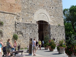 Vtina návtvník prochází hradbami jiní branou Porta San Giovanni,...