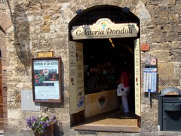 Svj zmrzlináský krámek má na Piazza della Cisterna i Sergio Dondoli, který se...