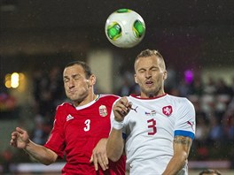 Michal Kadlec (vpravo) a Adam Szalay v hlavikovm souboji.