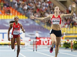 OBROVSKÝ NÁSKOK. Zuzana Hejnová triumfuje na MS v Moskv v závod na 400 metr...