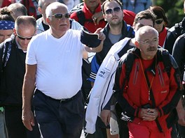 Václav Klaus vyrazil na tradiní svatovavineckou pou z Velké Úpy.