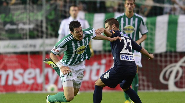 Jakub Rada (vlevo) z Bohemians sice udlal kliku Ladislavovi Volekovi, zlonk Slovcka ho vak zastavil faulem.