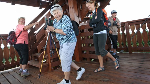 VZHRU! Sto est schod na vyhldkovou ploinu turist zvldali o sto est.