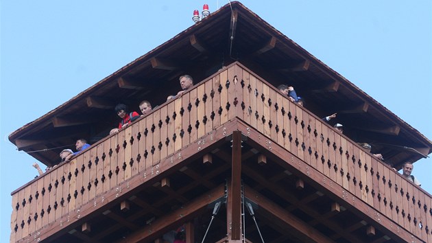 KRSA, KAMKOLI SE PODV. Za dobrch rozhledovch podmnek lid z Velkho Javornku dohldnou a na Pradd a snad i na Nzk Tatry.