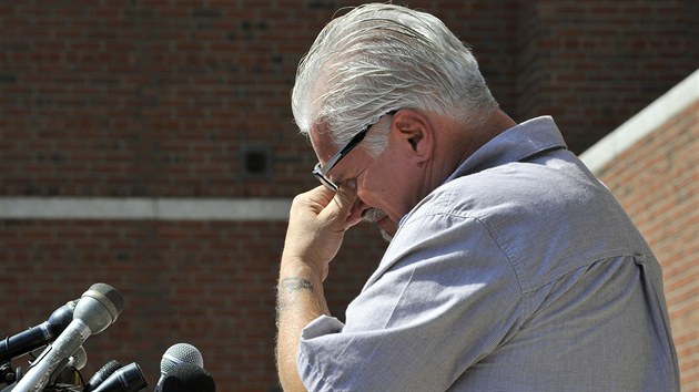 Steve Davis, bratr zavradn Debry Davisov, jedn z Bulgerovch obt, pi vystoupen ped novini (12. srpna 2013)