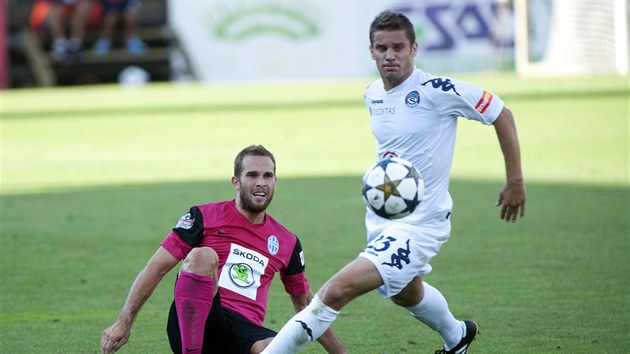 KLIDN SI B̎, STEJN VYHRAJEME MY. Slovck zlonk Ladislav Volek (v blm) se sna vyrazit do toku. Gl ale nakonec dal Jan Kysela z Mlad Boleslavi a zpeetil vhru Stedoech 2:0.