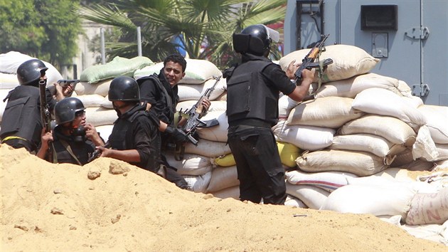 Po dvou hodinch egyptsk ministerstvo vnitra oznmilo, e men z obou shromadi, tbor na nmst Nahda, je "pln pod kontrolou" bezpenostnch sil (14. srpna).