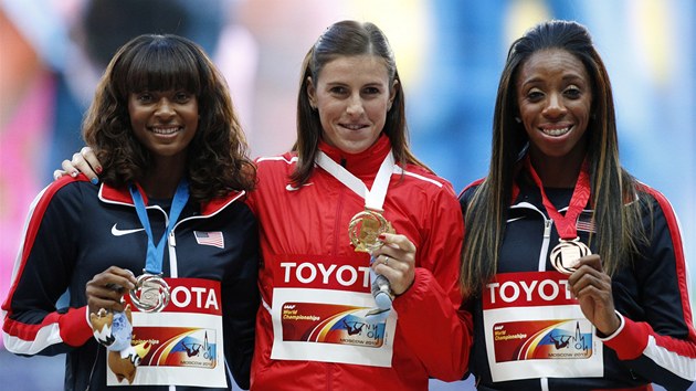 ZLATO. Zuzana Hejnov pevzala medaili za vtzstv v zvod na 400 metr pekek, v nm porazila dv Amerianky - Dalilah Muhammadovou (vlevo) a Lashindu Demusovou.