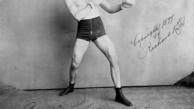 Tak se dve boxovalo, dn "zabalen se". James J. Corbett pedvd na dobov fotografii star boxersk postoj.