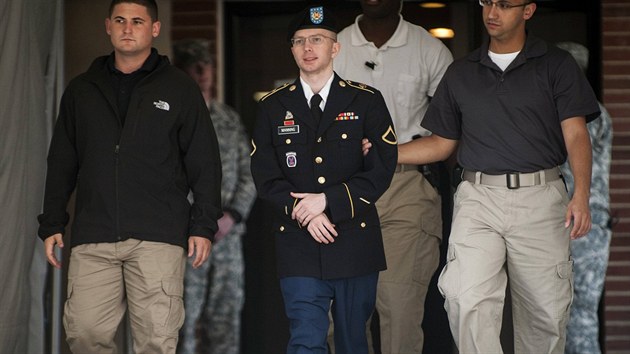 Manning vyjdil ltost nad svmi iny a omluvil se za vyzrazen tajnch dokument serveru WikiLeaks (14. srpna 2013).